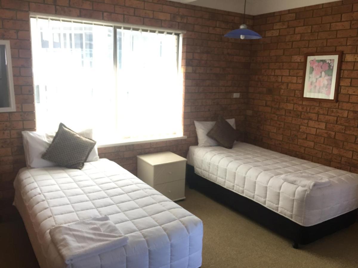 פורסטר Golden Sands Motor Inn מראה חיצוני תמונה