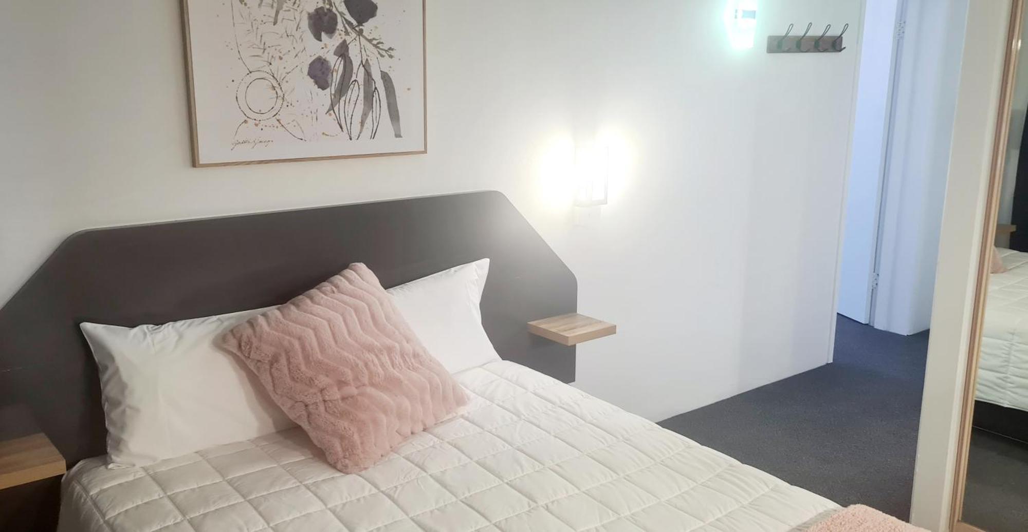 פורסטר Golden Sands Motor Inn מראה חיצוני תמונה