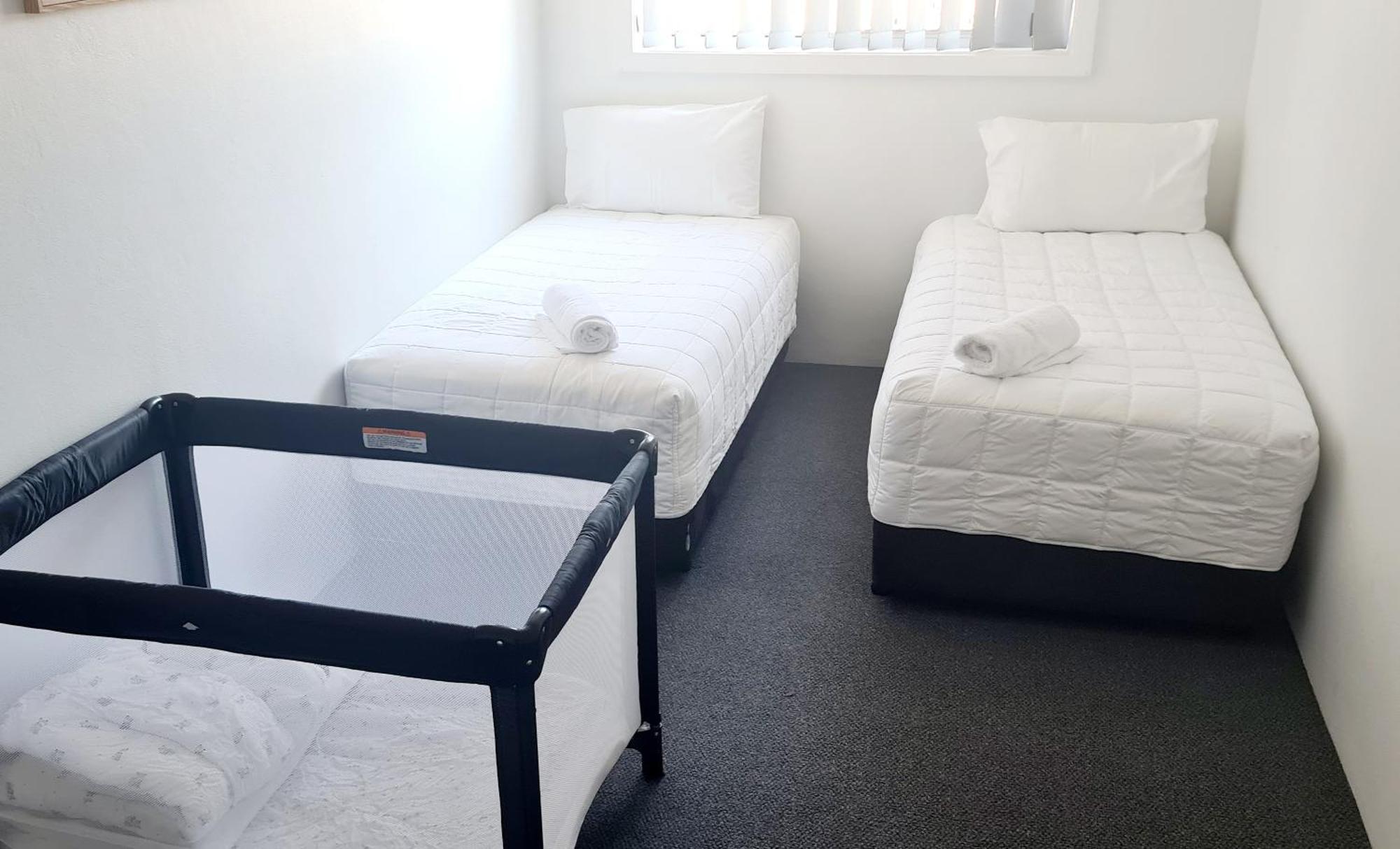 פורסטר Golden Sands Motor Inn מראה חיצוני תמונה
