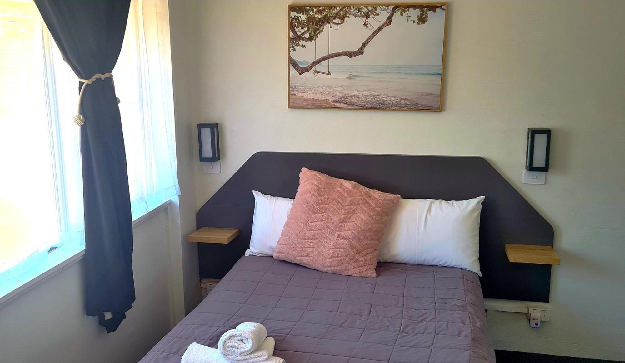 פורסטר Golden Sands Motor Inn מראה חיצוני תמונה