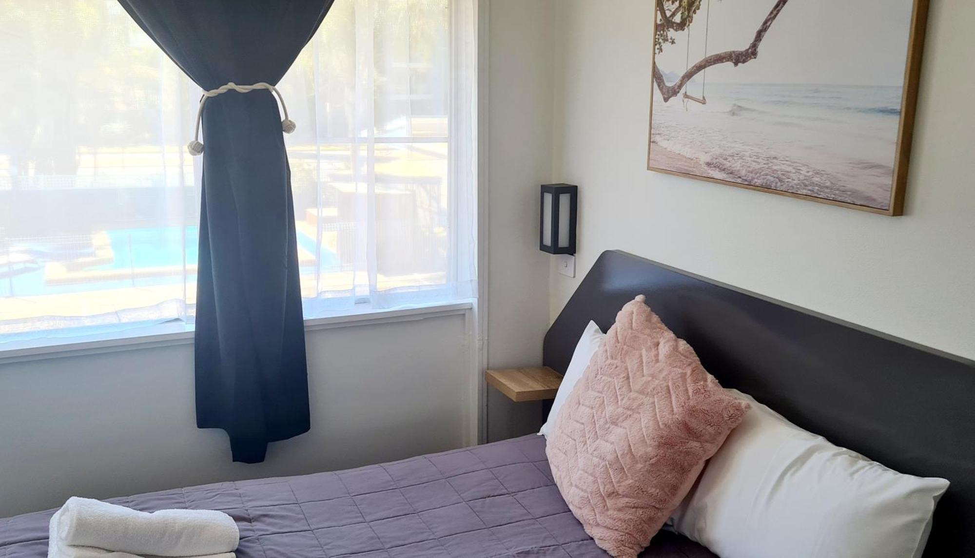 פורסטר Golden Sands Motor Inn מראה חיצוני תמונה