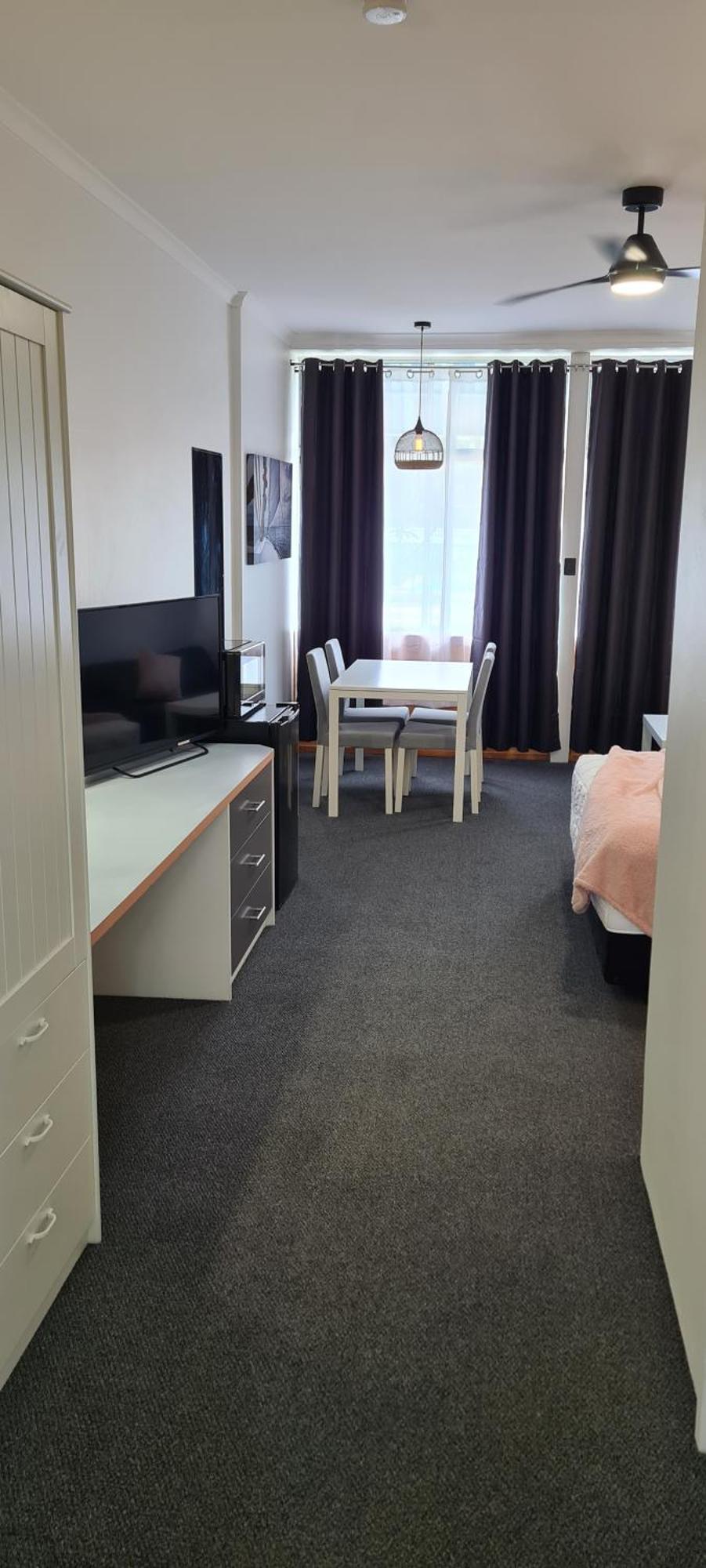 פורסטר Golden Sands Motor Inn מראה חיצוני תמונה