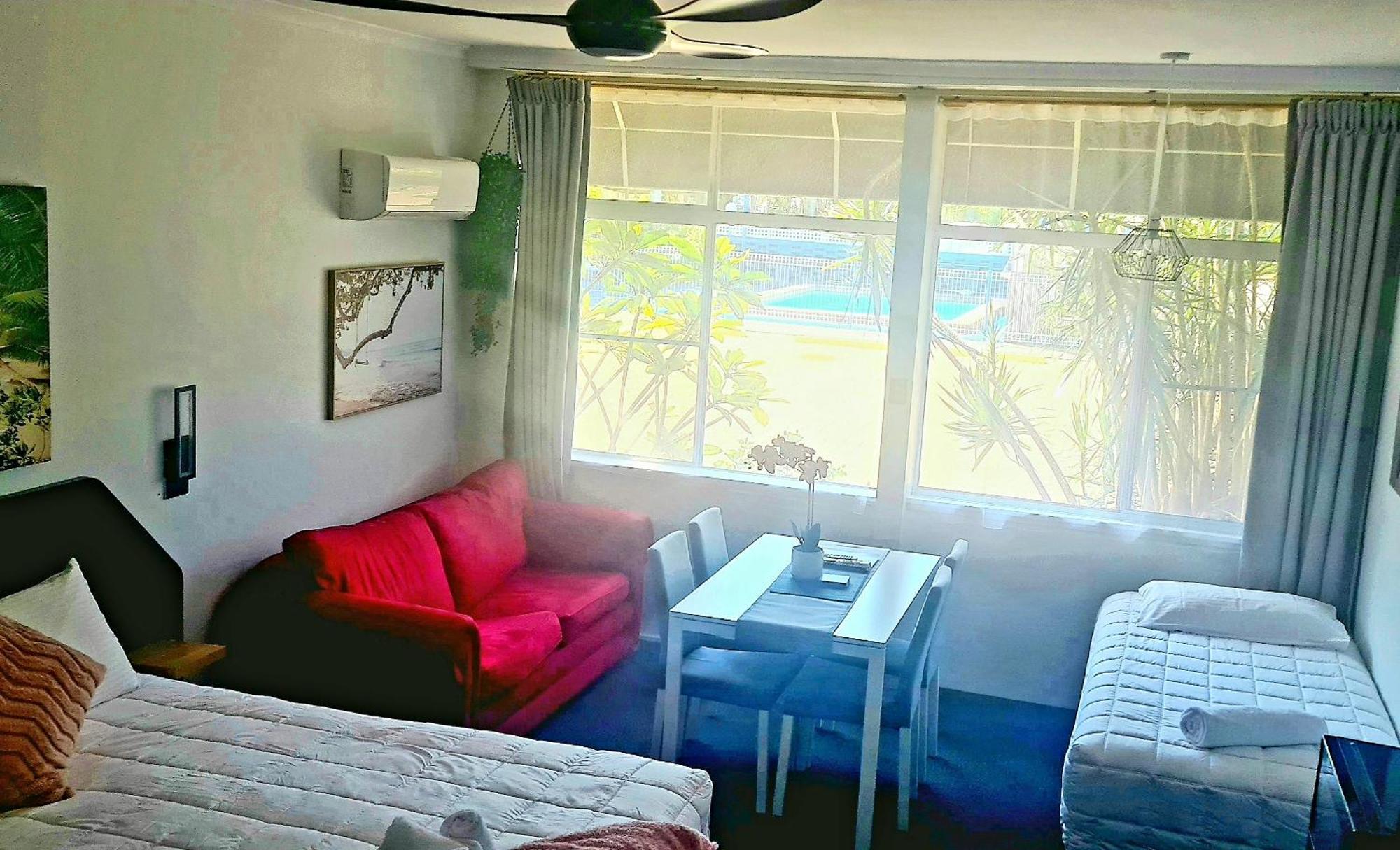 פורסטר Golden Sands Motor Inn מראה חיצוני תמונה