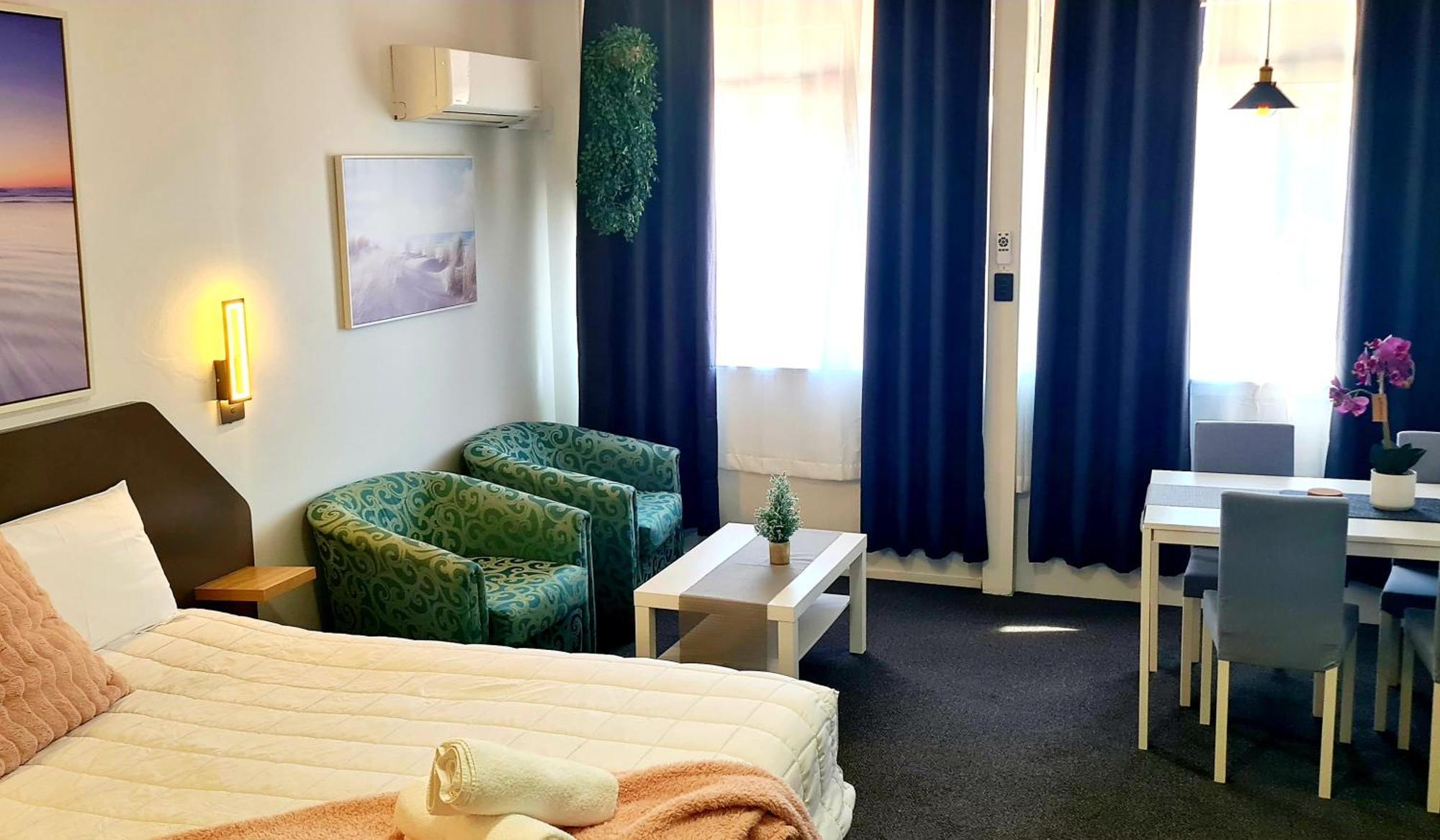 פורסטר Golden Sands Motor Inn מראה חיצוני תמונה