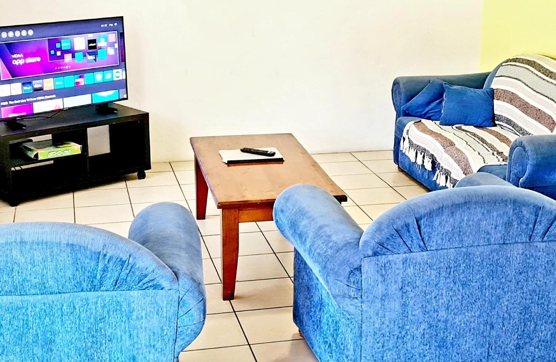 פורסטר Golden Sands Motor Inn מראה חיצוני תמונה