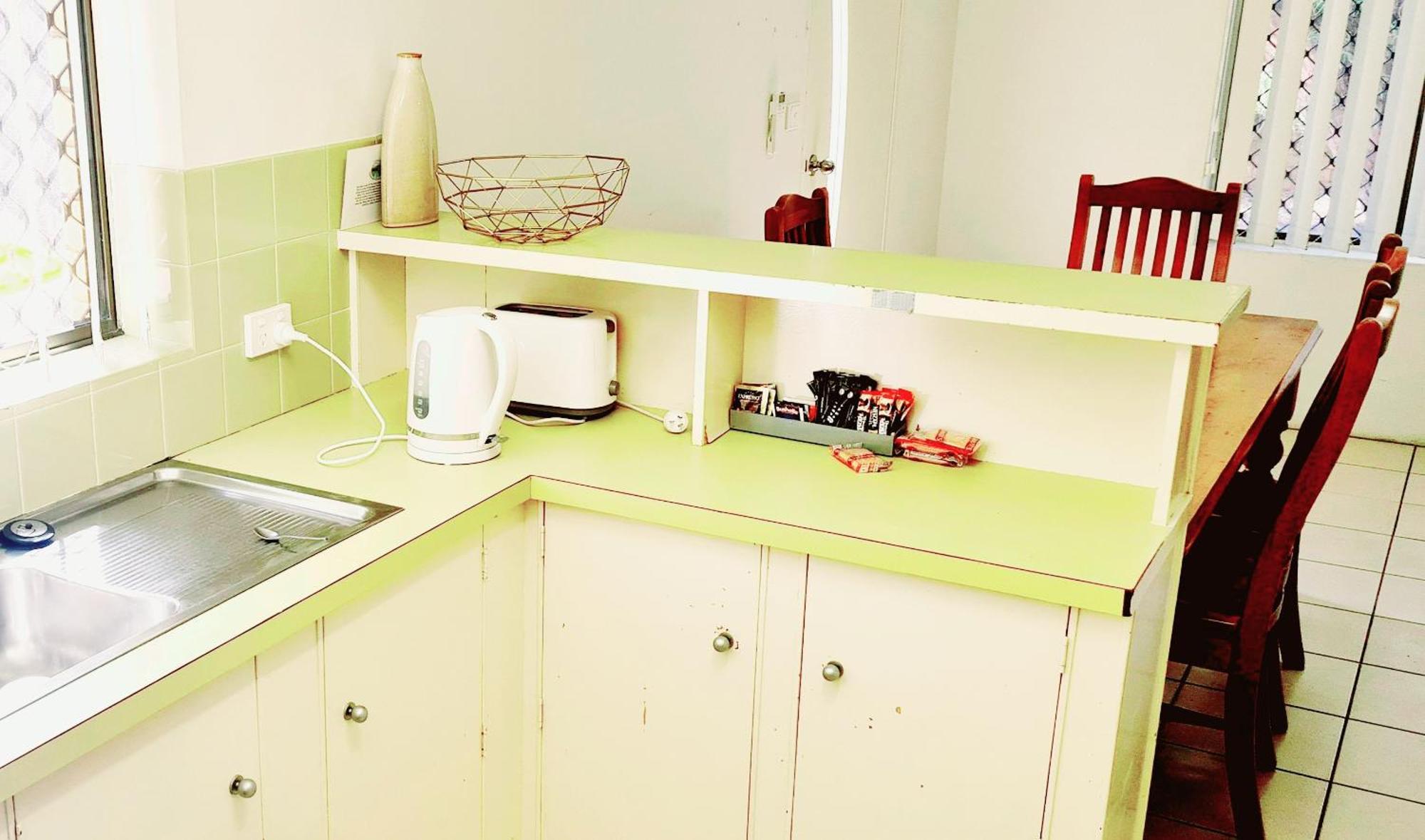 פורסטר Golden Sands Motor Inn מראה חיצוני תמונה
