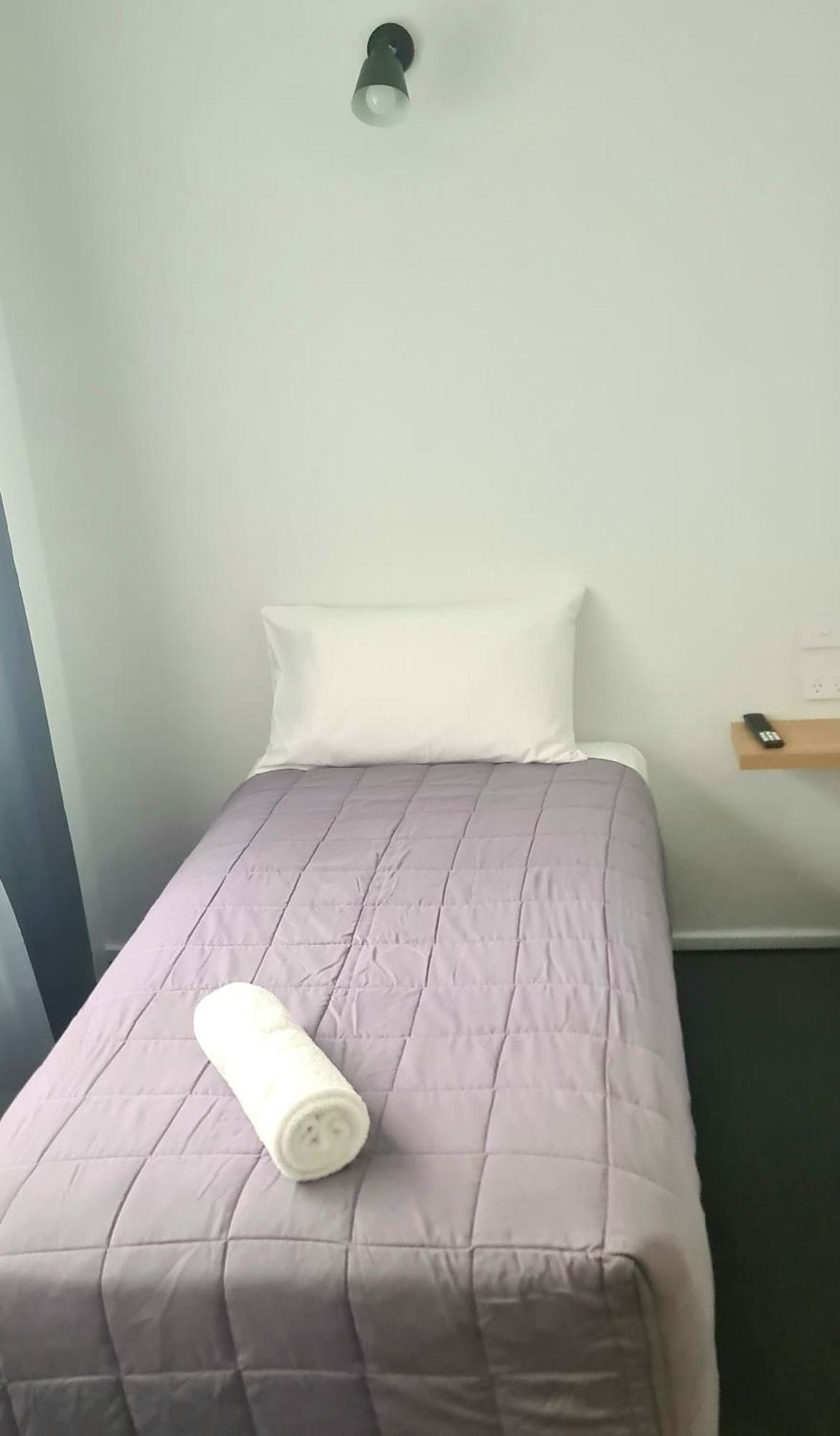 פורסטר Golden Sands Motor Inn מראה חיצוני תמונה