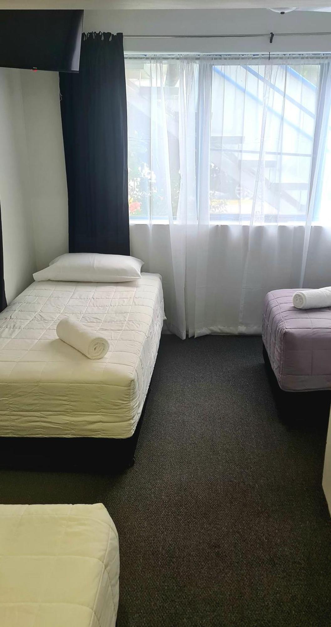 פורסטר Golden Sands Motor Inn מראה חיצוני תמונה