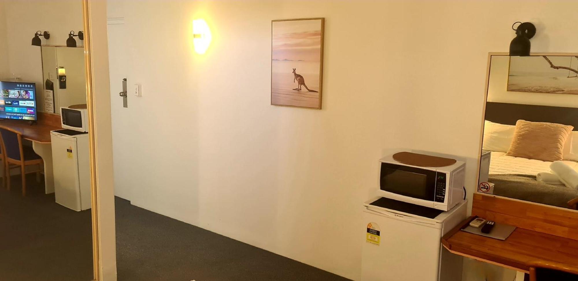 פורסטר Golden Sands Motor Inn מראה חיצוני תמונה