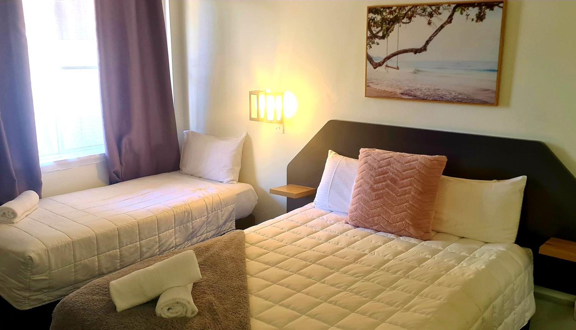 פורסטר Golden Sands Motor Inn מראה חיצוני תמונה