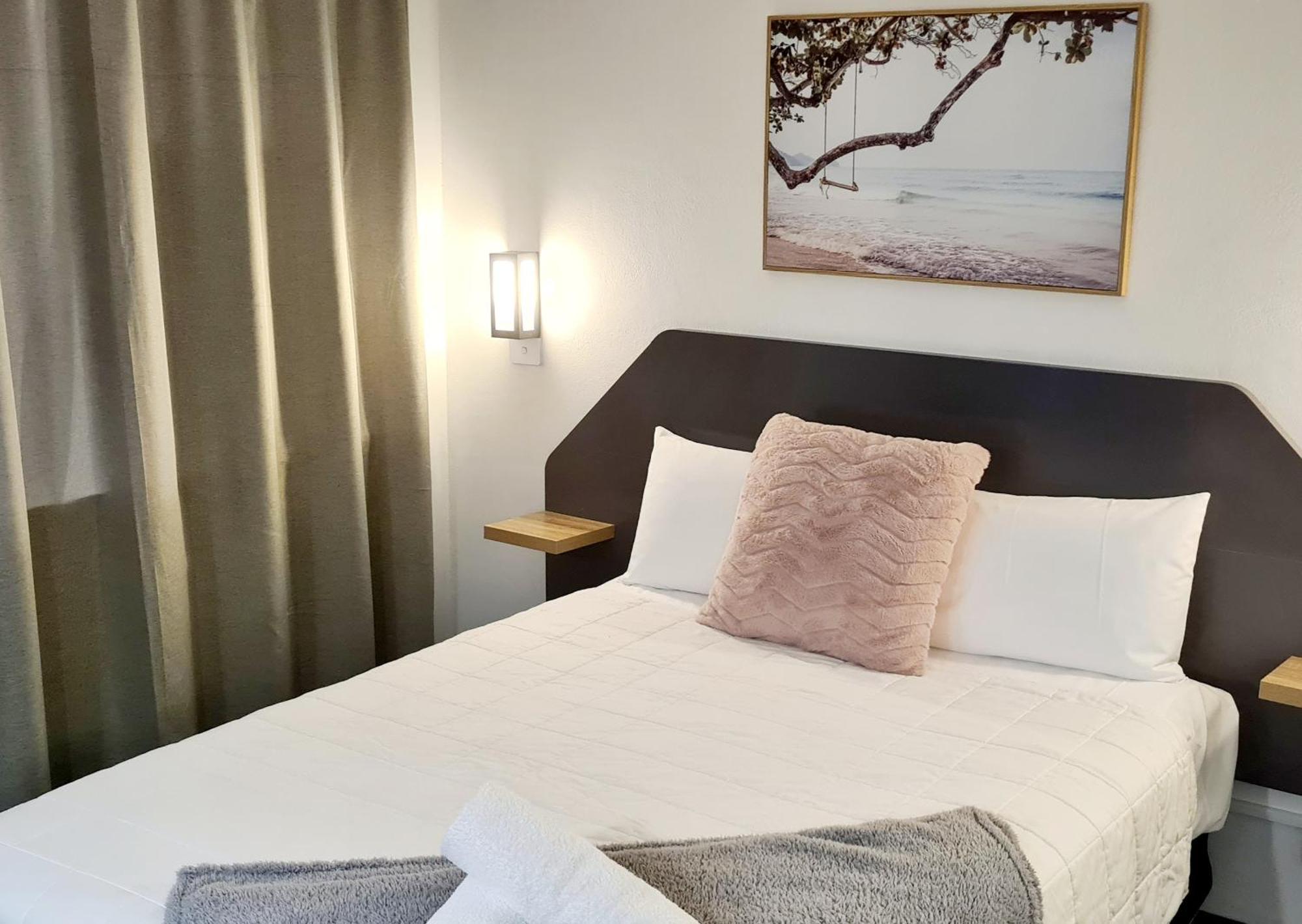 פורסטר Golden Sands Motor Inn מראה חיצוני תמונה